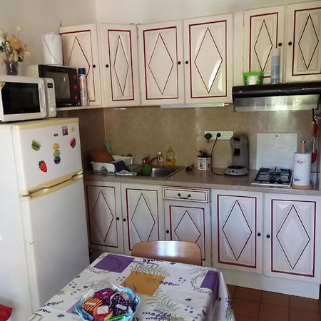 F1 Chambre Et Cuisine Reynes Luaran gambar