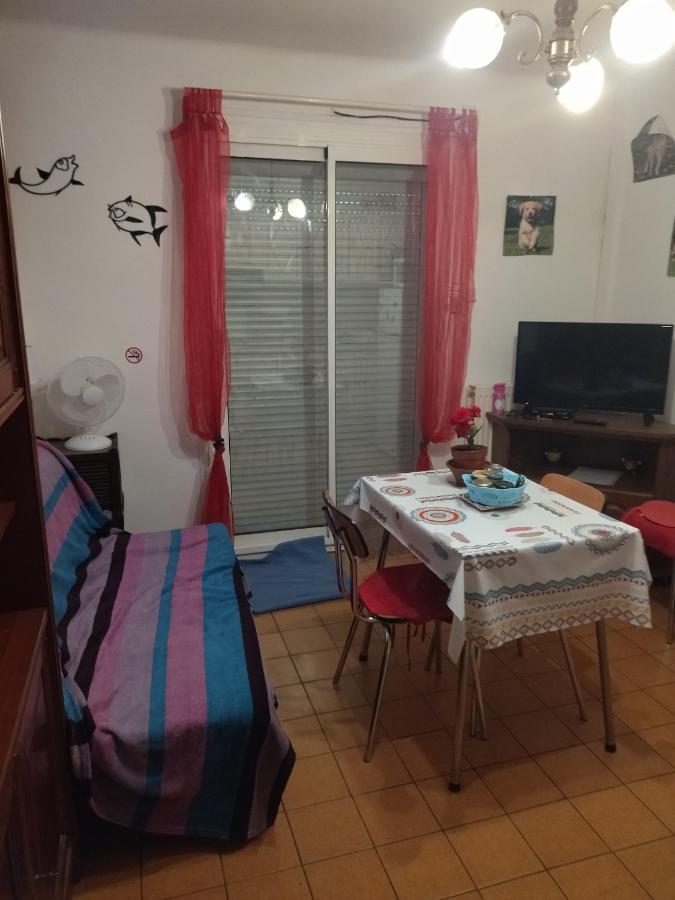 F1 Chambre Et Cuisine Reynes Luaran gambar