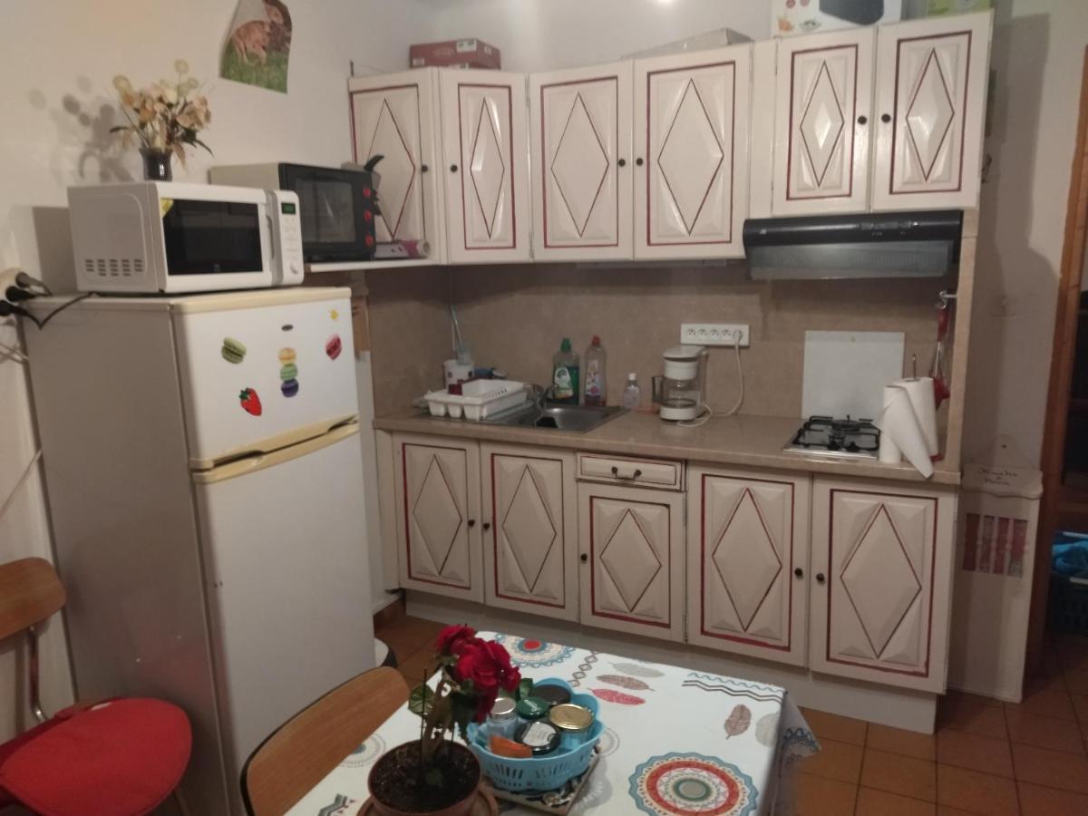 F1 Chambre Et Cuisine Reynes Luaran gambar