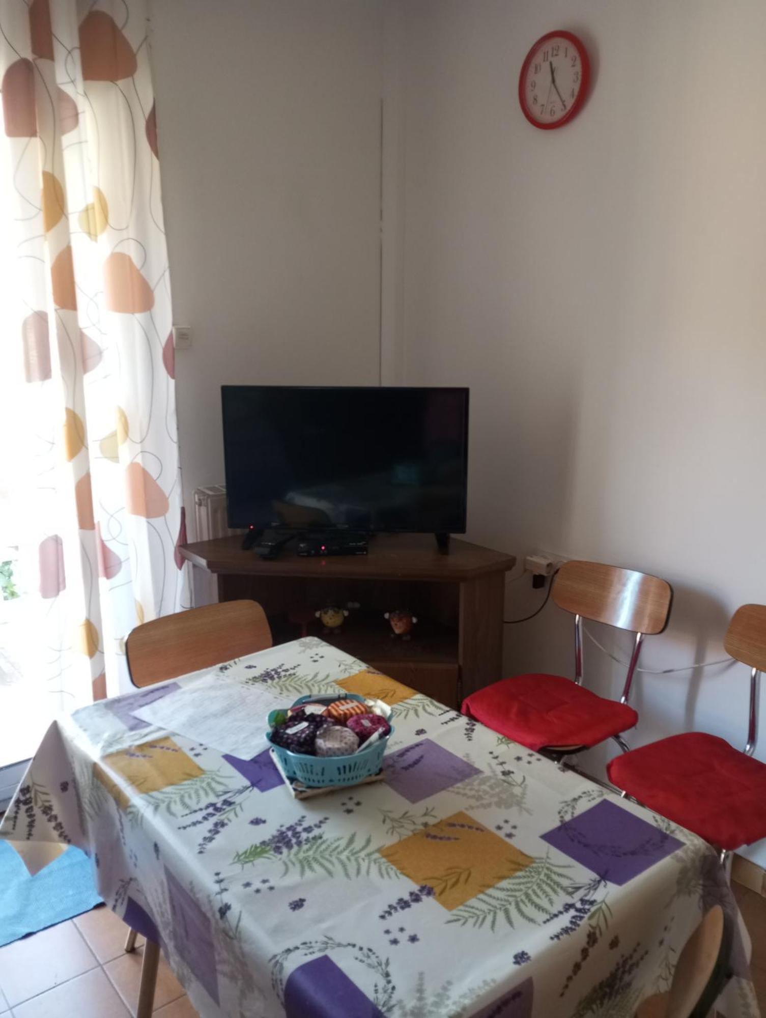F1 Chambre Et Cuisine Reynes Luaran gambar